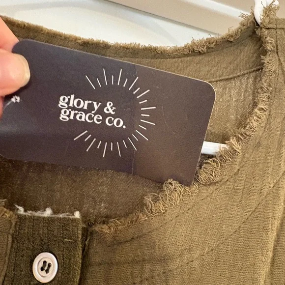 NWT Olive Green Long Sleeve Henley Top Boho Relaxed Gauze Fabric Raw Hem medium - Picture 5 of 7